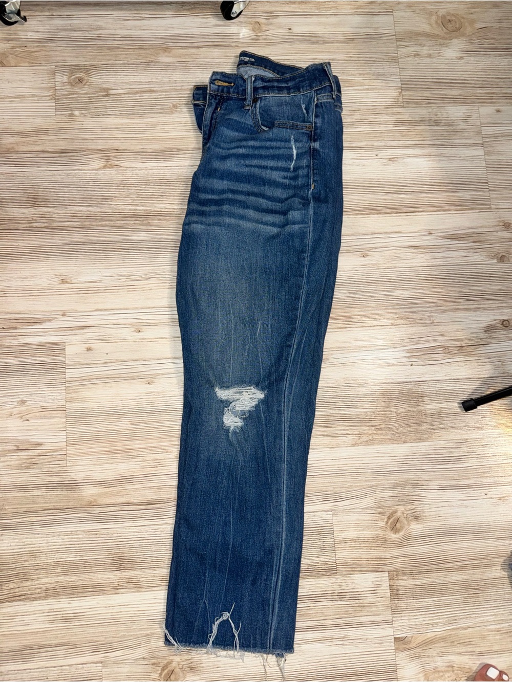 Old Navy Women's Mid-Dark Blue Straight-Leg Jeans with Distressed Knee